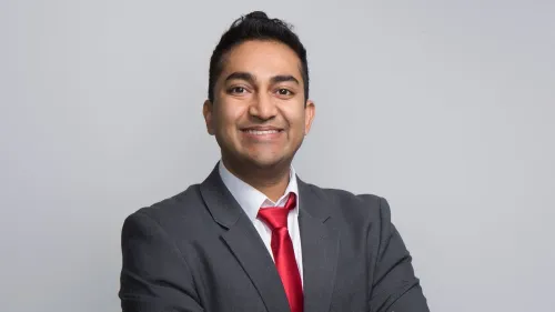 الدكتور فيناي براساد، أخصائي أمراض الدم والأورام، مبتسمًا في بدلة رسمية، بعد استقالته من إدارة الغذاء والدواء الأمريكية وسط جدل حول سياسات اللقاحات.