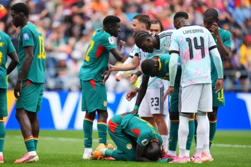 لاعبو منتخب السنغال يظهرون خيبة أملهم بعد قرار ركلة جزاء مثير للجدل أودى بخروجهم من كأس العالم 2026 أمام بلجيكا.