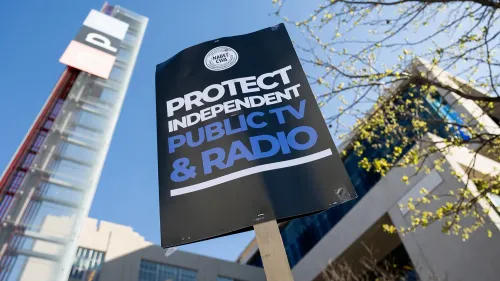 لافتة تحمل عبارة "احمِ التلفزيون والإذاعة العامة المستقلة" أمام مبنى هيئة الإذاعة العامة، تعبيرًا عن الاحتجاج ضد تدخل إدارة ترامب.