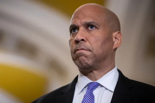 يظهر السيناتور كوري بوكر بملامح جدية أثناء حديثه عن ضرورة مقاومة ترامب، مشددًا على أهمية دعم الديمقراطيين للقضايا الشعبية.