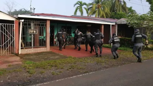 اعتقال 19 شخصًا في كوستاريكا بتهمة تهريب المهاجرين، مع تنفيذ مداهمات في عدة مواقع تشمل منازل وفنادق.