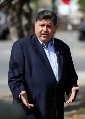 رجل يتحدث في الشارع، معبرًا عن وجهة نظره حول قضايا قانونية تتعلق بإدارة ترامب ومسؤولياتها.