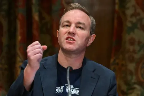 توم هايز يتحدث بجدية خلال جلسة محكمة، معبرة عن مشاعره بعد إلغاء إدانته بتهمة التلاعب في أسعار الفائدة.