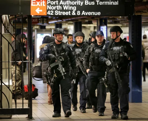 وجود مجموعة من رجال الشرطة المدججين بالسلاح في محطة مترو Port Authority في نيويورك، حيث شهدت الحادثة الإرهابية عام 2017.