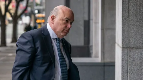 قاضي المحكمة العليا في المملكة المتحدة، روبرت هيلديارد، يغادر المحكمة بعد إصدار حكم يتعلق بقضية هيوليت باكارد ومايك لينش.