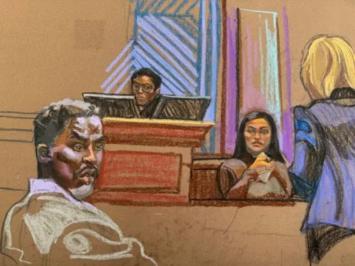 رسم تخطيطي لمحاكمة شون "ديدي" كومبس، يظهر المدعى عليه ومجموعة من المحامين في قاعة المحكمة. الرسمة تعكس تفاصيل الإجراءات القانونية.