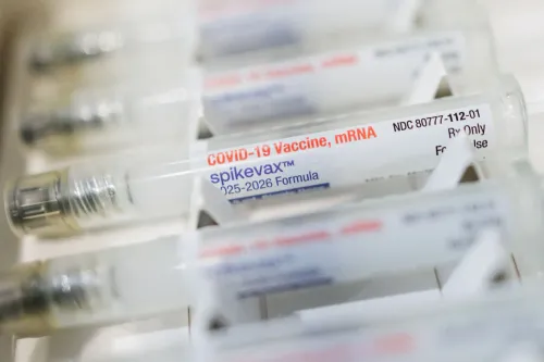 لقاحات Covid-19 الحديثة للأطفال مع تركيز على تأخر توفيرها عبر برنامج اللقاحات الفيدرالي في الولايات المتحدة.