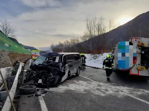 حادثة سيارة مميتة تعرضت لها برونا مورا في إيطاليا، مع وجود خدمات الطوارئ في الموقع، مما يعكس التحديات التي واجهتها قبل الألعاب الأولمبية.