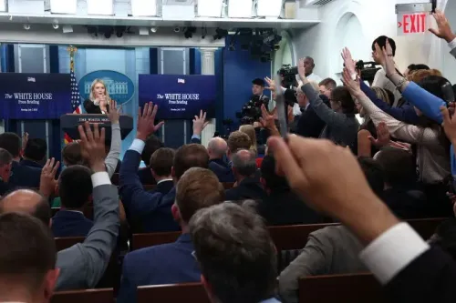 مؤتمر صحفي في البيت الأبيض، حيث ترفع مجموعة من الصحفيين أيديهم لطرح الأسئلة، بينما تتحدث السكرتيرة الصحفية كارولين ليفيت.