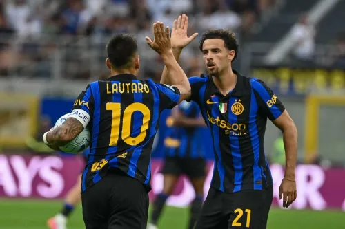لاوتارو مارتينيز وزميله من إنتر ميلان يحتفلان بهدف في مباراة مثيرة ضد نابولي في الدوري الإيطالي.