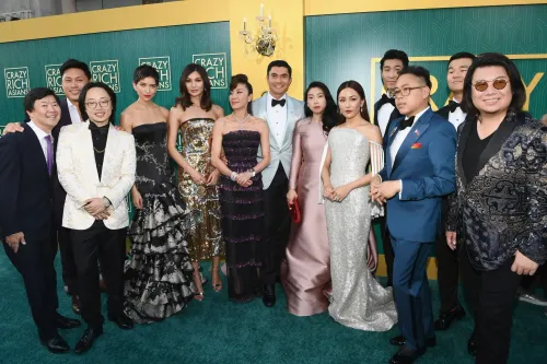 طاقم تمثيل فيلم "Crazy Rich Asians" يرتدون أزياء أنيقة في حفل عرض الفيلم، مع خلفية شعار الفيلم باللون الأخضر.