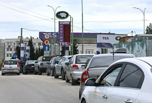 طوابير طويلة من السيارات أمام محطة وقود في سيفاستوبول، حيث يواجه السكان نقصًا في البنزين بسبب قيود جديدة على المبيعات.