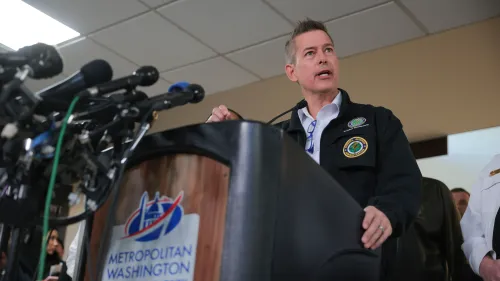 شون دافي يتحدث من منصة متروبوليتان واشنطن، موضحاً تفاصيل حادث التصادم الجوي وتأثيراته على سلامة الطيران.