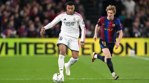 كيليان مبابي لاعب ريال مدريد يراوغ لاعب برشلونة خلال مباراة الكلاسيكو في الدوري الإسباني 2026.