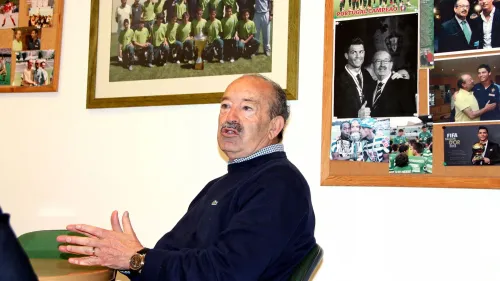 تظهر الصورة أوريليو بيريرا، الكشاف البرتغالي الشهير، أثناء حديثه، محاطًا بصور تذكارية مع لاعبين مشهورين مثل كريستيانو رونالدو.