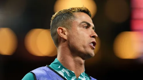 كريستيانو رونالدو يظهر بتوتر خلال معسكر منتخب البرتغال في الدنمارك وسط أزمة تهدده بالإيقاف عن المباريات الدولية.
