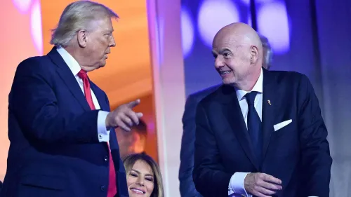 دونالد ترامب وجيانني إنفانتينو يتبادلان الحديث خلال كأس العالم 2026 وسط جدل تعليق عقوبة إيقاف اللاعب فولاين بالوغون.