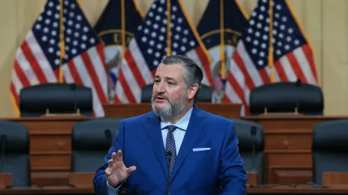 تيد كروز يتحدث في قاعة مؤتمرات مع أعلام أمريكية خلفه، وسط انتقادات بسبب إجازته أثناء الفيضانات في تكساس.