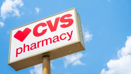 لافتة لشركة CVS للصيدلة، تشير إلى تحولها نحو المتاجر الأصغر التي تركز على تقديم خدمات الصيدلية الأساسية فقط.