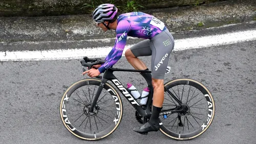 الدراج الإيطالي صامويل بريفيتيرا في سباق جيرو ديلا فالي داوستا، مرتديًا زي الفريق، قبل الحادث الذي أدى إلى وفاته.