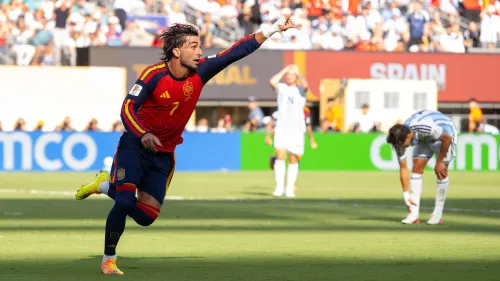لاعب فيران توريس يحتفل بهدفه الحاسم مع منتخب إسبانيا في نهائي كأس العالم 2026، وسط أجواء توتر هوية في برشلونة.