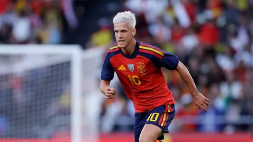 داني أولمو لاعب برشلونة والمنتخب الإسباني يرتدي القميص الأحمر في مباراة كرة قدم خلال كأس العالم 2026.