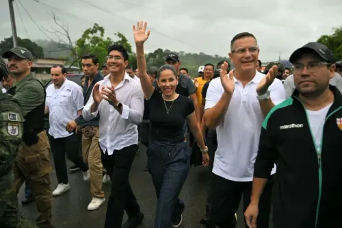 مؤيدون للرئيس دانييل نوبوا يسيرون في تجمع حاشد، مع أجواء احتفالية تعكس دعمهم لفوزه في الانتخابات الإكوادورية.