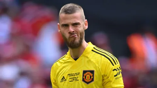 حارس مانشستر يونايتد السابق ديفيد دي خيا بتعبير وجه ساخر يعكس التوتر بعد حكم إدانة مانشستر سيتي في قضايا مالية بالدوري الإنجليزي.