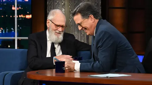 ديفيد ليترمان وستيفن كولبير يتبادلان الضحكات في برنامج "العرض المتأخر"، في لحظة ودية تعكس صداقتهما الطويلة.