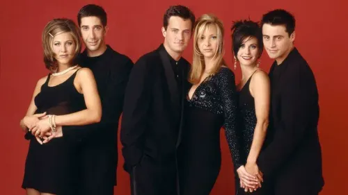 صورة تجمع طاقم مسلسل "فريندز" الشهير، مع ديفيد شويمر وليزا كودرو وجينيفر أنيستون، في ملابس سوداء أمام خلفية حمراء.