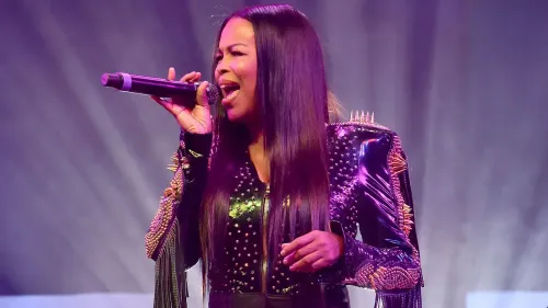 داون روبنسون تؤدي على المسرح، تعبر عن مشاعرها وتجاربها الشخصية بعد العيش في سيارتها، مستلهمة من رحلة حياتها.