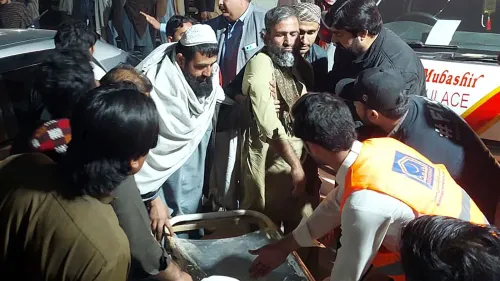 استجابة طبية في موقع تفجيرات انتحارية في بانو، باكستان، حيث يتجمع الناس حول المصابين والضحايا بعد الهجوم الذي أسفر عن مقتل 12 شخصًا.