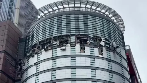 تظهر الصورة الأضرار الكبيرة في واجهة مركز تسوق بتايوان بعد انفجار غاز، مع تضرر النوافذ وسقوط الحطام.