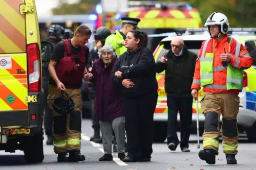 حادث في مانشستر بعد دهس سيارة للمارة وطعن رجل بالقرب من كنيس يهودي، مع وجود خدمات الطوارئ في الموقع.