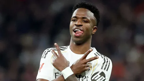 فينيسيوس جونيور لاعب ريال مدريد يحتفل بإشارة يدوية خلال مباراة، وسط تقارير عن اهتمام أرسنال بالتعاقد معه في سوق الانتقالات.