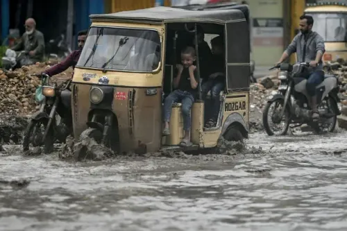 مركبة ثلاثية العجلات تسير في مياه الفيضانات في باكستان، حيث تسببت الأمطار الغزيرة في أضرار جسيمة ووفاة العديد من الأشخاص.