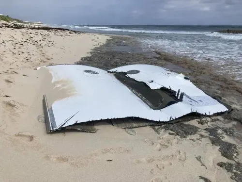 حطام صاروخ بلو أوريجين ملقى على شاطئ في جزر البهاما، يبرز تأثير الحطام الفضائي على المناطق الساحلية.