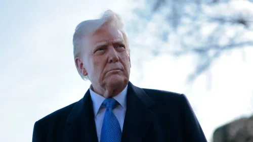 ترامب يظهر بملامح جدية أثناء حديثه عن رفع السرية عن مواد التحقيق في التدخل الروسي في الانتخابات، مع خلفية غير واضحة.