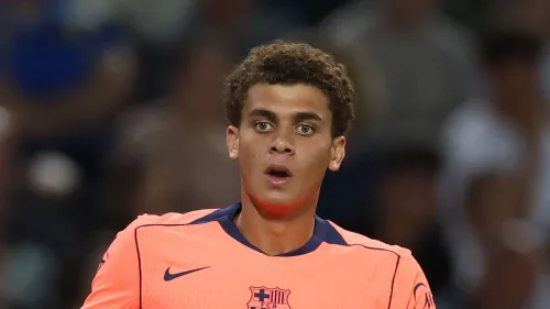 حمزة عبد الكريم لاعب برشلونة المصري الشاب يرتدي قميص الفريق الثاني، مع تركيز على وجهه أثناء مباراة كرة قدم.