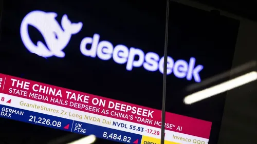 شعار شركة DeepSeek يظهر على شاشة مع بيانات مالية، مما يعكس تصدرها في مجال الذكاء الاصطناعي في الصين.