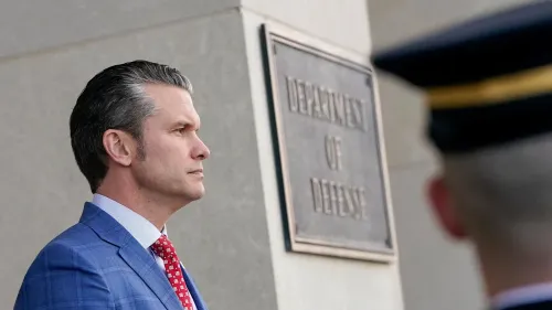 وزير الدفاع بيت هيغسيث يقف أمام مبنى وزارة الدفاع، حيث تشير المذكرة إلى خطط تخفيضات الميزانية العسكرية بنسبة 8% سنويًا.