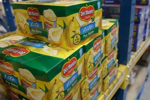 علب فواكه ديل مونتي المعلبة، تحتوي على نصف كمثرى، معروضة في متجر، تعكس تحول المستهلكين نحو الخيارات الصحية.