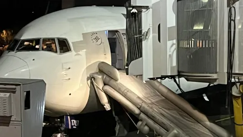 نوافذ طائرة بوينج 767 لشركة دلتا إيرلاينز، مع نشر منزلق الطوارئ، بعد إلغاء رحلة من سياتل إلى هونولولو بسبب إشكالية.