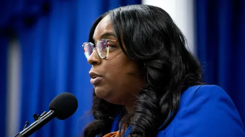 النائبة الديمقراطية لامونيكا مكايفر تتحدث في مؤتمر صحفي، تعبر عن استيائها من التهم الموجهة إليها بشأن حادثة خارج مركز احتجاز.