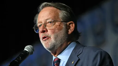 السيناتور الديمقراطي غاري بيترز يتحدث خلال مؤتمر صحفي، معلنًا عدم ترشحه لإعادة انتخابه في مجلس الشيوخ لعام 2026.