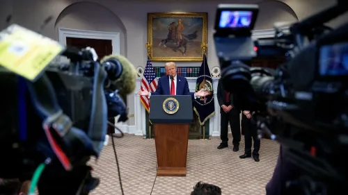 ترامب يتحدث في المكتب البيضاوي أمام كاميرات الإعلام، مستعرضاً التوترات السياسية مع الديمقراطيين بعد فترة ولايته الثانية.