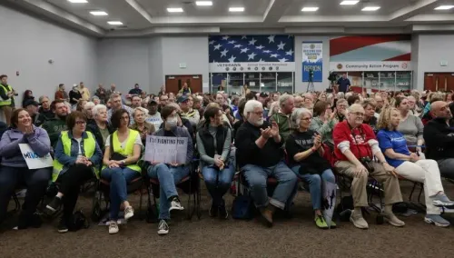 حشد كبير من الناخبين في تجمع سياسي، يعبرون عن دعمهم للحزب الديمقراطي، مع لافتات تعكس قضاياهم وأولوياتهم.