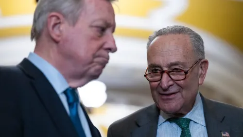 لقاء بين ديك دوربين وتشاك شومر في الكابيتول، حيث يعبران عن التحديات السياسية التي تواجه الديمقراطيين في ظل إدارة ترامب.