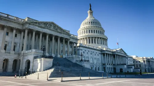مبنى الكابيتول الأمريكي، يظهر في الصورة العمارة الكلاسيكية مع أعمدة بارزة وقبة، في سياق مناقشات حول ميزانية الحكومة وإغلاق محتمل.