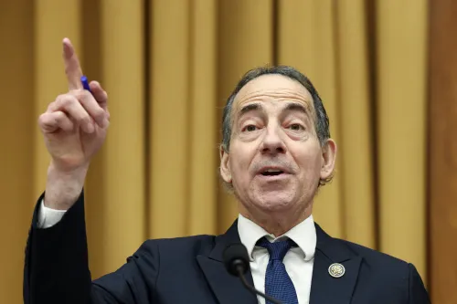 النائب جيمي راسكين يتحدث خلال جلسة في الكونغرس، مشيرًا إلى قضايا تتعلق بالوثائق السرية للرئيس ترامب ومصالحه التجارية.